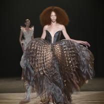 Το έργο της Iris van Herpen παρουσιάζεται σε μία νέα έκθεση, όπου η μόδα συναντά την τέχνη και την επιστήμη