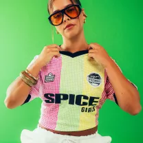 Spice Girls x Admiral: Η νέα ποδοσφαιρική φανέλα που υμνεί την athleisure αισθητική και την pop κουλτούρα των ΄90s