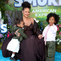 Η Ριάνα στην πιο cute red carpet εμφάνιση: Οι γιοι της τη συνόδευσαν στην κινηματογραφική πρεμιέρα της
