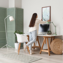 Γυναίκα διακοσμεί τοίχο