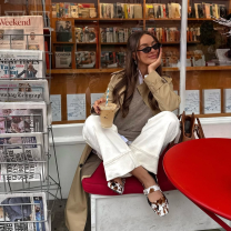 Λευκό τζιν: Πώς θα το φορέσεις σαν να σε έντυσε επαγγελματίας στιλίστας 