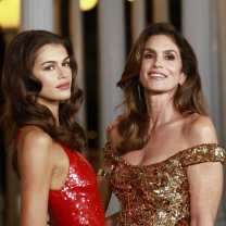 Η Σίντι Κρόφορντ και η κόρη της, Καία Γκέρμπερ, με λαμπερά Gucci φορέματα στο LACMA Art + Film Gala 