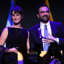 Ράμα Ντουβάτζι: Η Πρώτη Κυρία της Νέας Υόρκης ανήκει στη GenZ και τολμάει να μιλήσει για τις γυναίκες της Μέσης Ανατολής και το μεταναστευτικό