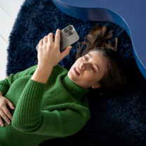 Στην Κίνα, οι άνεργοι Gen Z αυτοαποκαλούνται “rat people” και περνούν την ημέρα τους στο κρεβάτι, αντιδρώντας στην επαγγελματική εξουθένωση