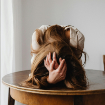 Πώς να ξεπεράσεις το άγχος των γιορτών: 4 αποτελεσματικοί τρόποι