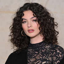 κούρεμα για σγουρά μαλλιά και στρογγυλό πρόσωπο