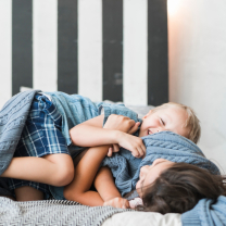 Επιτρέπεις στο παιδί να κοιμηθεί στο κρεβάτι σου; Ο απρόσμενος τρόπος που επηρεάζει θετικά την ανάπτυξή του