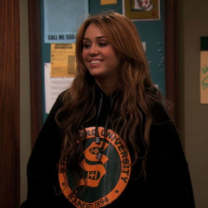 Nostalgia alert! Η Μάιλι Σάιρους επιστρέφει στο επετειακό αφιέρωμα της Disney+, για τα 20 χρόνια Χάνα Μοντάνα