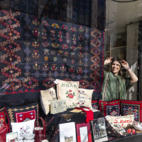 H Αλεξάνδρα Νεοφύτου στο Jennygr: «Η παράδοση δεν είναι κάτι ξένο, είμαστε εμείς οι ίδιοι και τη φέρουμε μέσα μας»