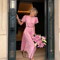 3 σατέν φορέματα από τα Mango για καλεσμένες σε ανοιξιάτικο γάμο – Είναι τέλεια και για κουμπάρα