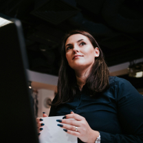 Μάθε να “διαβάζεις” τους ανθρώπους: Πώς η γλώσσα του σώματος μπορεί να ενισχύσει την επιρροή σου στη δουλειά