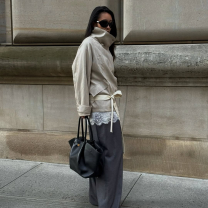 Το κοντό trench coat από τα Zara που θα φοράς όλη την άνοιξη – Ο ιδιαίτερος γιακάς που κάνει τη διαφορά