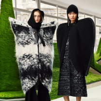 Εβδομάδα Μόδας Παρισιού: Το φουτουριστικό ορεινό τοπίο της Louis Vuitton και η σύγχρονη εκδοχή του cool girl της Miu Miu