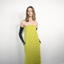 Μπορούν μερικά εισιτήρια να γίνουν φόρεμα; Το viral dress της Εβδομάδας Μόδας του Παρισιού έχει την υπογραφή του οίκου Courrèges