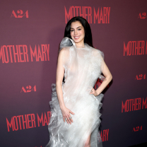 Αν Χάθαγουεϊ με couture δημιουργία και κοσμήματα αξίας άνω των 100.000 δολαρίων