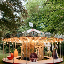 Ένα καρουζέλ γεμάτο γιγάντια φρούτα και λαχανικά: Η συνεργασία της Λάιλα Γκοχάρ με την ARKET είναι βγαλμένο από παιδικό όνεριο