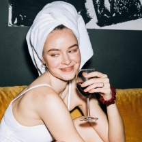 Ας βάλω ένα ποτό να χαλαρώσω: Μήπως η βραδινή σου συνήθεια κρύβει κάτι άλλο;