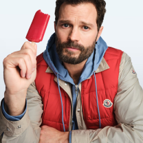 H νέα καμπάνια του οίκου Moncler με πρωταγωνιστή τον Τζέιμι Ντόρναν είναι γεμάτη χρώμα και παιχνιδιάρικη καλοκαιρινή διάθεση