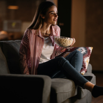 5 tips για να ξεπεράσεις το FOMO όταν δεν βγαίνεις
