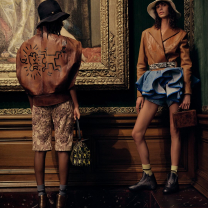 Πώς ο Κιθ Χάρινγκ συνδέεται με τη Louis Vuitton; Η Cruise συλλογή του Νικολά Γκεσκιέρ ένωσε την παριζιάνικη κομψότητα με τα vibes της Νέας Υόρκης