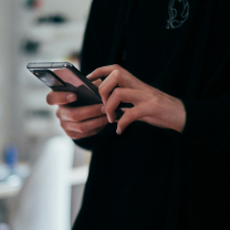 Τα smartphones αλλάζουν το σώμα μας, και ναι, δεν το καταλαβαίνουμε