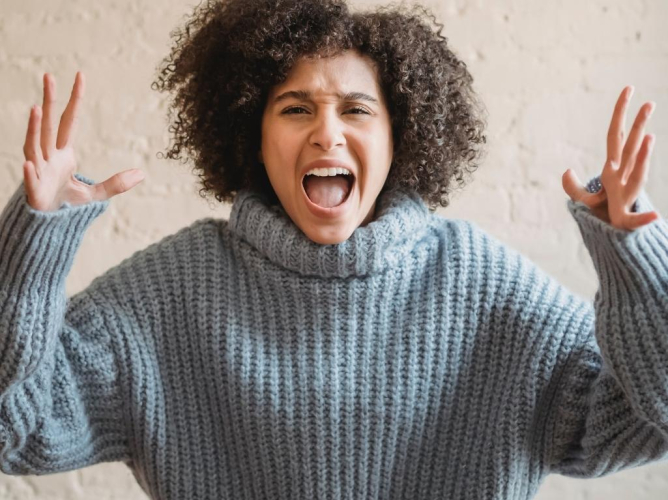 Θεραπευτική κραυγή: Όλο και περισσότερες γυναίκες ουρλιάζουν (κυριολεκτικά) για να διώξουν τις αρνητικές σκέψεις