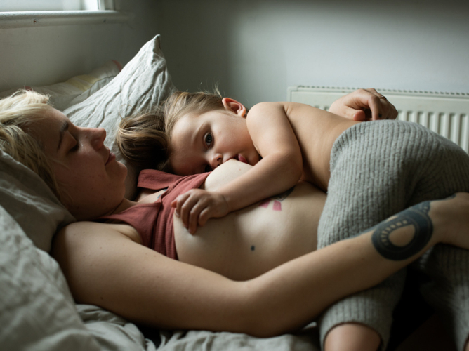 Milk: Οι πρώτες μέρες της μητρότητας μέσα από τα ωμά αυτοπορταίτα της Sophie Harris-Taylor