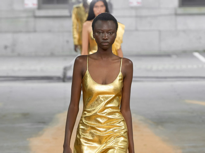 Spring metallics: Οι 7 cool τρόποι να φορέσεις τη λαμπερή τάση