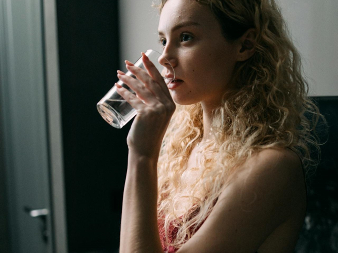Σε τι πραγματικά βοηθάει να πίνουμε ένα ποτήρι νερό με αλάτι κάθε πρωί;