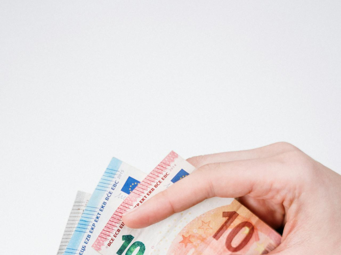 Υπάλληλος έλαβε κατά λάθος τους μισθούς 34 συναδέλφων του και τώρα αρνείται να επιστρέψει τα 74.000 ευρώ