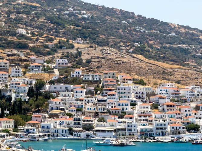 Το νησί με λίμνη και καταρράκτες που δεν θυμίζει σε τίποτα τις Κυκλάδες