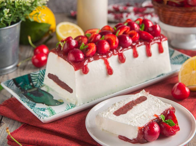 Semifreddo με γιαούρτι και κεράσια: Ένα δροσερό καλοκαιρινό γλυκό χωρίς ψήσιμο