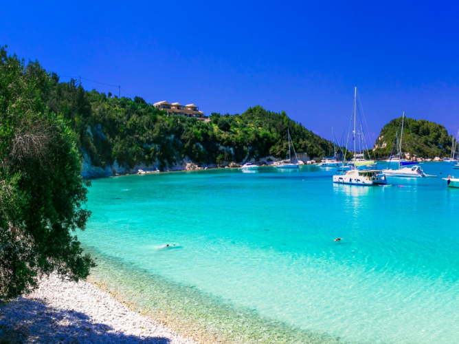 Τιρκουάζ νερά, μικρές αποστάσεις και νόστιμο φαγητό: Σε αυτά τα 2 ελληνικά νησιά θα κάνεις τις καλύτερες διακοπές