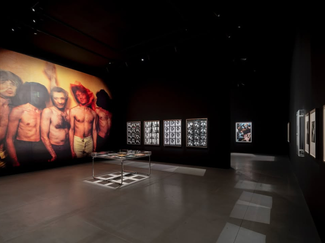 «David Bailey’s Changing Fashion»: Η επίδραση του Davin Bailey στη βιομηχανία της μόδας και τα εμβληματικά καρέ του σε μία έκθεση