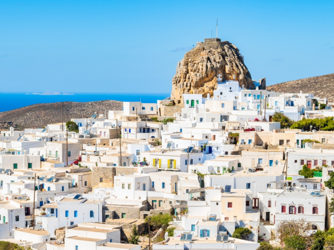 4 μη δημοφιλή νησιά των Κυκλάδων για γαλήνιες διακοπές με φόντο την “άγρια” ομορφιά τους