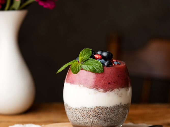 Chia pudding με μύρτιλα και φυστικοβούτυρο για ένα πρωινό υψηλής πρωτεΐνης χωρίς ζάχαρη