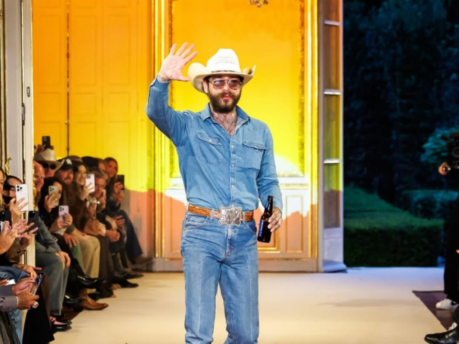 O Post Malone έκανε το ντεμπούτο του στον fashion κόσμο: Έφερε ένα άλογο στην πασαρέλα, επιτομή του rodeo style