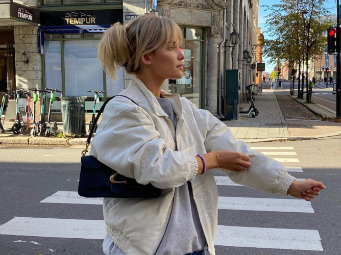 Η σουέτ τσάντα από τα Stradivarius με ντελικάτο σχεδιασμό και τέλειο χρώμα – Κοστίζει κάτω από 30 ευρώ