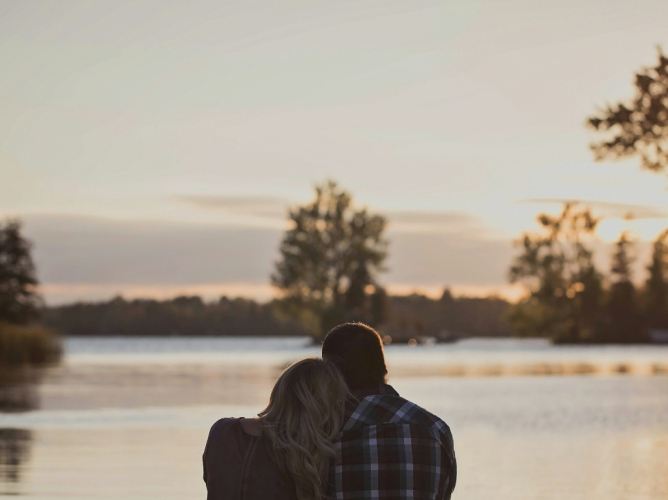 Τα 5 αλάνθαστα σημάδια που δείχνουν ότι σε κάποιον αρέσεις, σύμφωνα με ειδικό
