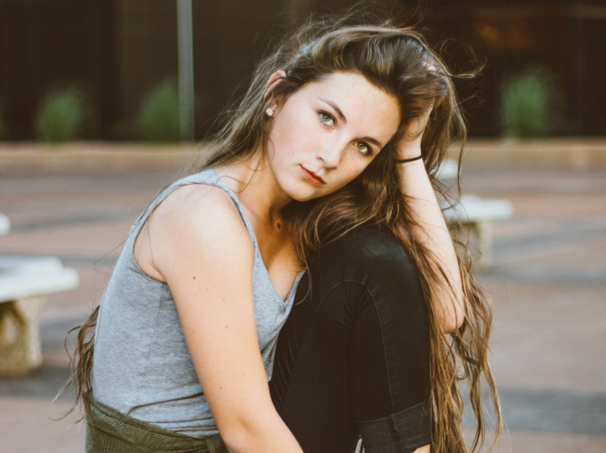 Γυναίκα σκέφτεται