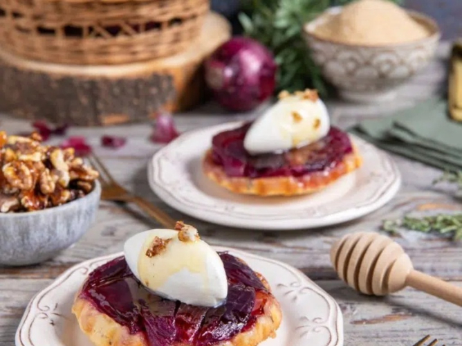 Mini Τarte Τatin με καραμελωμένα κρεμμύδια και κρέμα κατσικίσιου τυριού