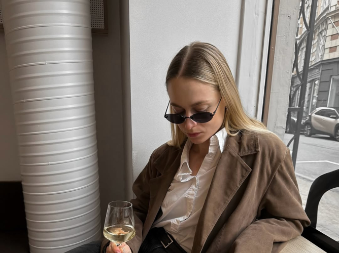 5 φρέσκοι χρωματικοί συνδυασμοί που φορούν τώρα οι πιο στιλάτες γυναίκες της μόδας