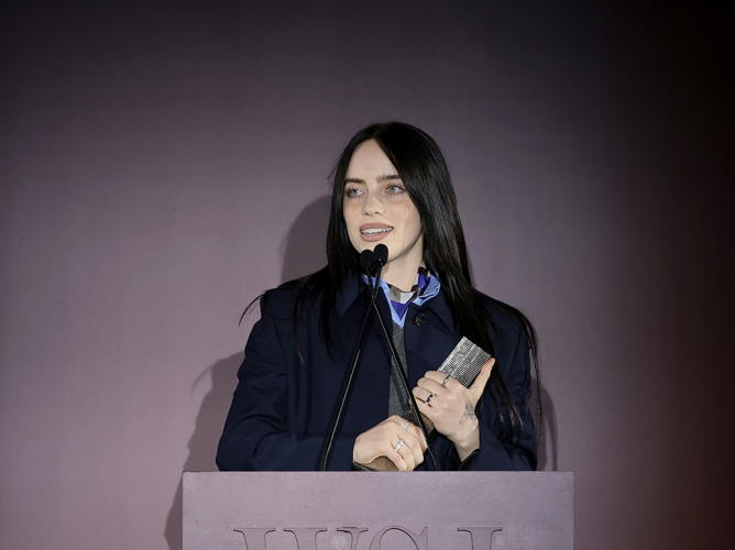 Η viral στιγμή της Μπίλι Άιλις στα WSJ Awards- «Δώστε τα λεφτά σας, μικρούληδες»