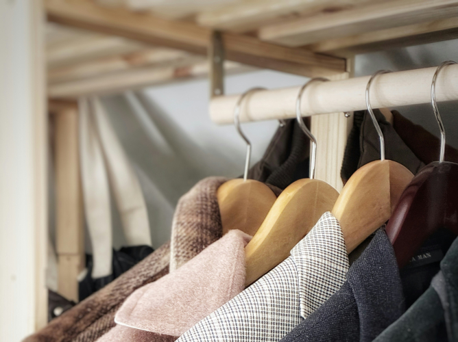 Η μέθοδος της ανάποδης κρεμάστρας: Το έξυπνο trick που θα σε βοηθήσει να ξεκαθαρίσεις επιτέλους την ντουλάπα σου