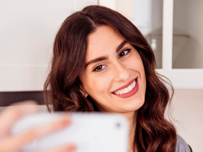 Όσοι αποφεύγουν να ποστάρουν φωτογραφίες τους, καθώς μεγαλώνουν, έχουν 10 σημαντικούς λόγους