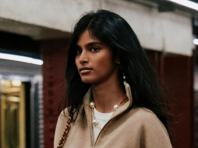 Bhavitha Mandava: Πώς ανακαλύφθηκε τυχαία σε ένα μετρό και έγινε το πρώτο Ινδό μοντέλο που άνοιξε το Métiers d'Art της Chanel