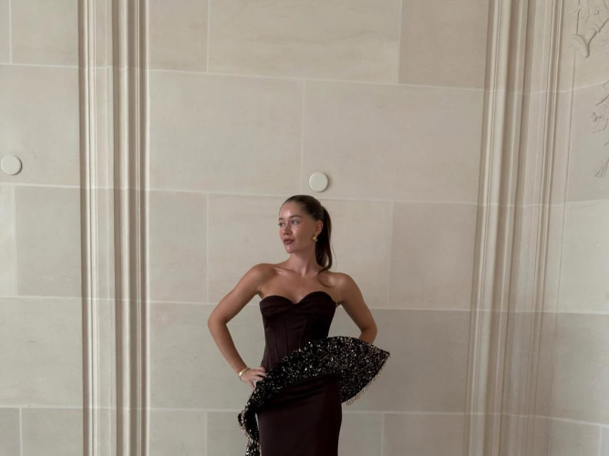 Festive looks: 3 + 1 βελούδινα φορέματα από τα Zara για τα γιορτινά καλέσματα, με λιγότερο από 50 ευρώ