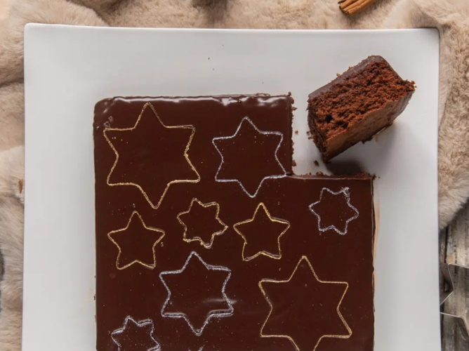 Αρωματικό κέικ με μαύρη σοκολάτα και μπαχαρικά