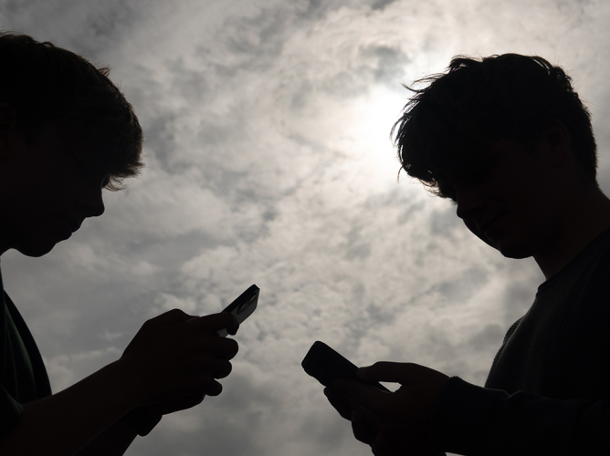 Πώς να κρατήσετε τα παιδιά σας ασφαλή στο διαδίκτυο: Πρακτικός οδηγός για γονείς