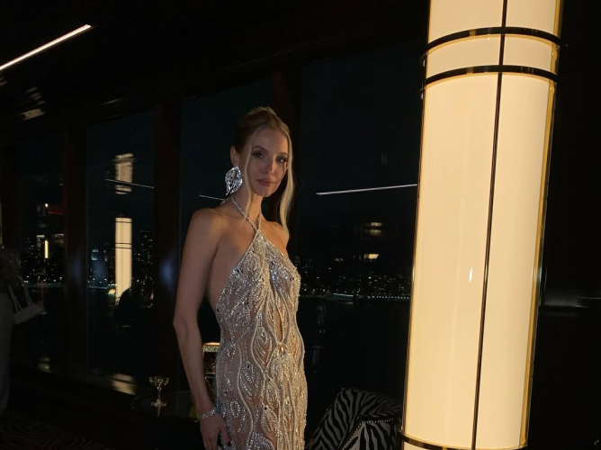 Last minute shopping: To φόρεμα από τα attrativo που θα σου δώσει glam vibes στο Πρωτοχρονιάτικο ρεβεγιόν